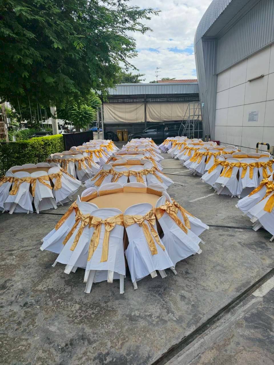 ชุดโต๊ะและเก้าอี้